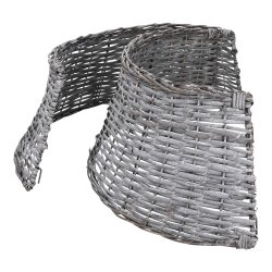 Biały kosz wiklinowy pod choinkę sztuczną